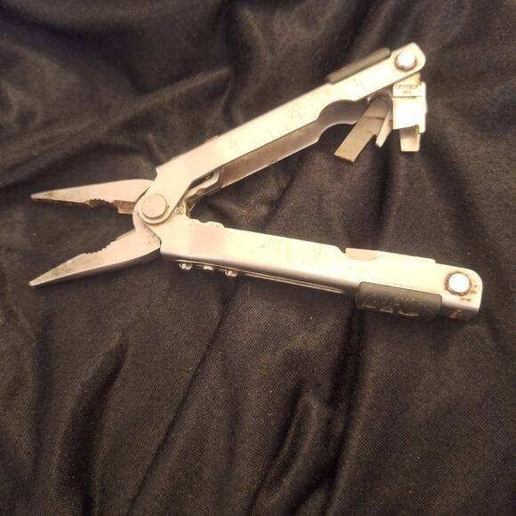 Gerber Multiplier MP600 Multi-Tool Silver Needle Nose Pliers - Picture 1 of 7